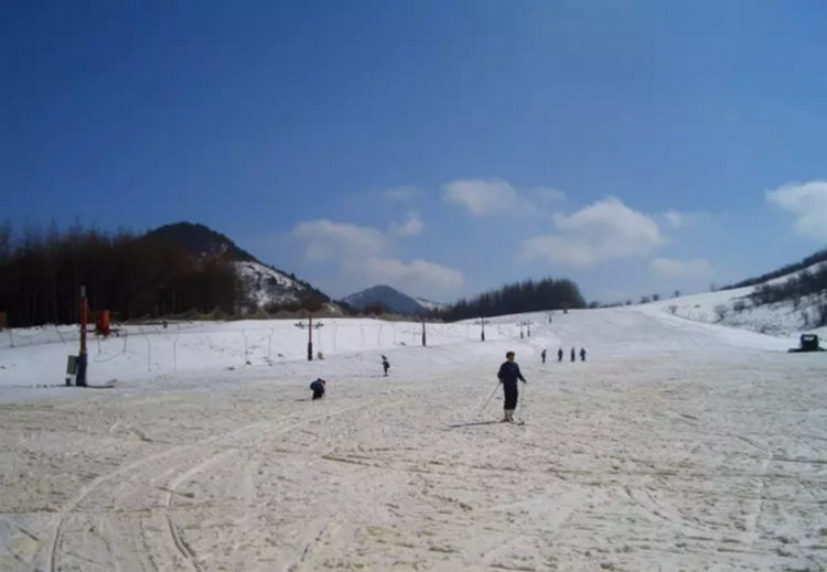 宜昌到神农架中和滑雪场二日游